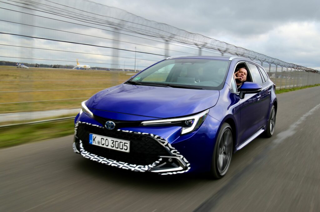 Toyota Corolla 2023 pierwsza jazda i trzy generacje hybrydy