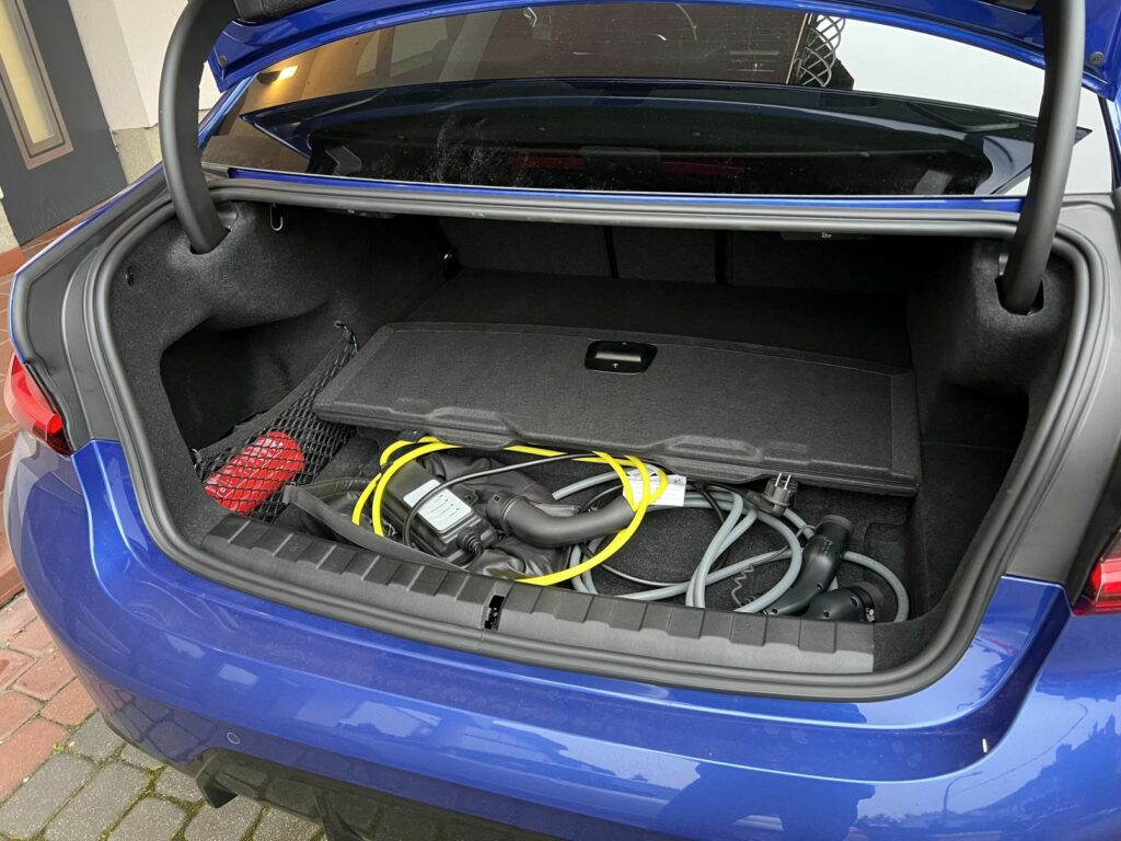 Bagażnik BMW 330e xDrive