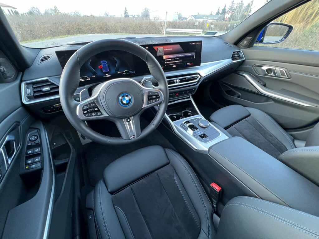 wygięty ekran w BMW