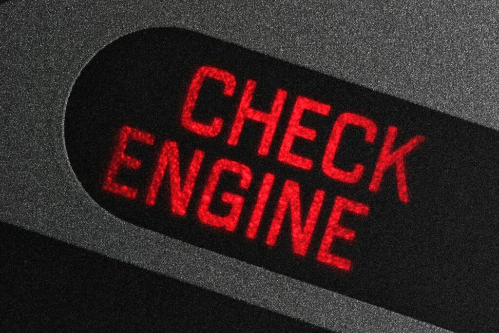 czerwony check engine