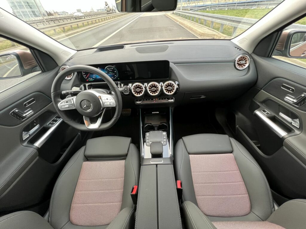 wnętrze Mercedesa EQA