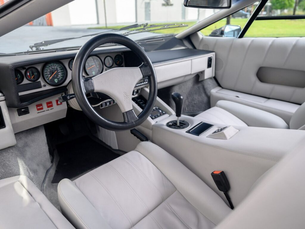 Lamborghini Countach wnętrze