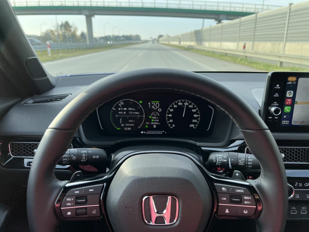 Honda Civic e:HEV w trasie widok z fotela kierowcy
