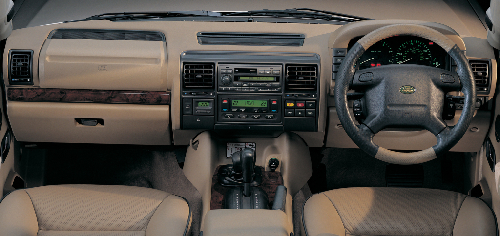 wnętrze Land Rovera Discovery II obszyte skórą w kolorze cappucino