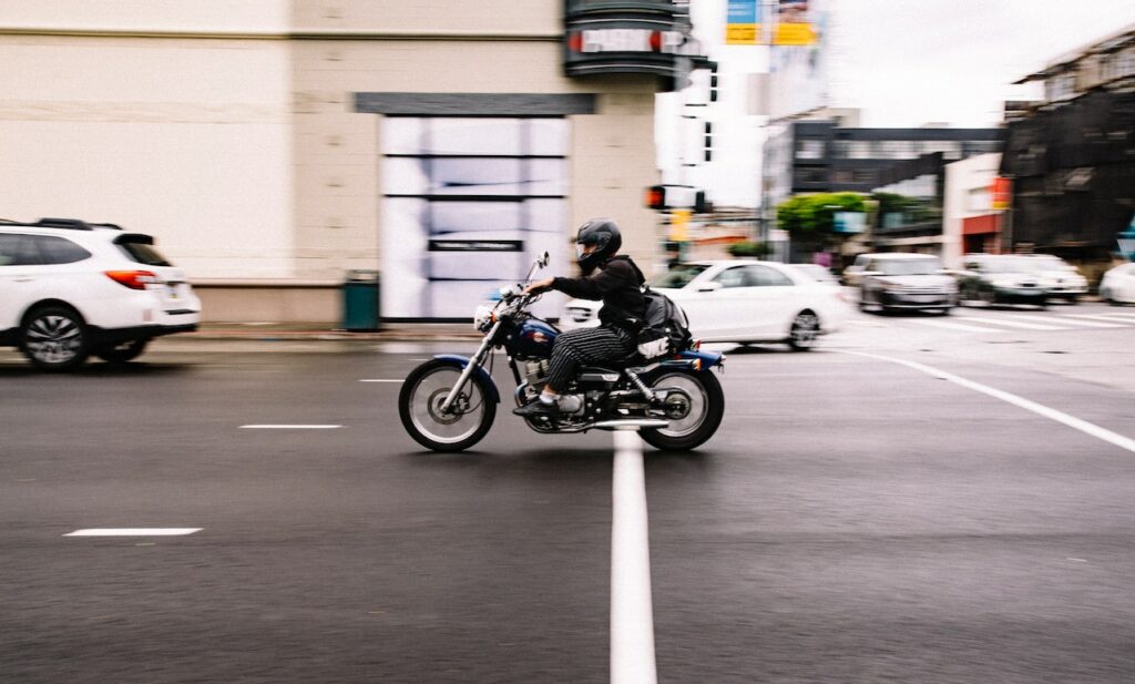 Czy historia OC motocykla wpływa na cenę ubezpieczenia samochodu?