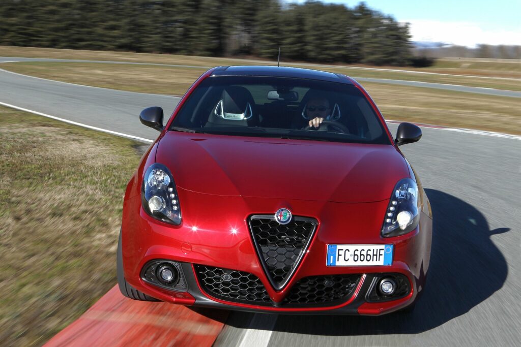 czerwona Alfa Romeo Giuletta na torze
