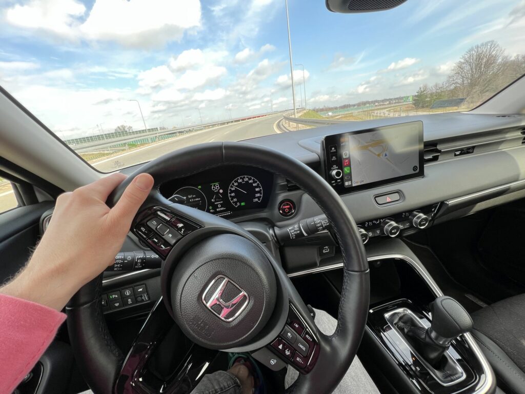 Honda HR-V e:HEV podczas szybkiej jazdy w łuku