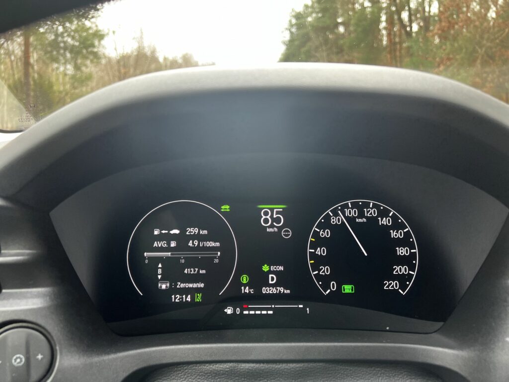 zegary Hondy HR-V e:HEV pokazujące zużycie paliwa