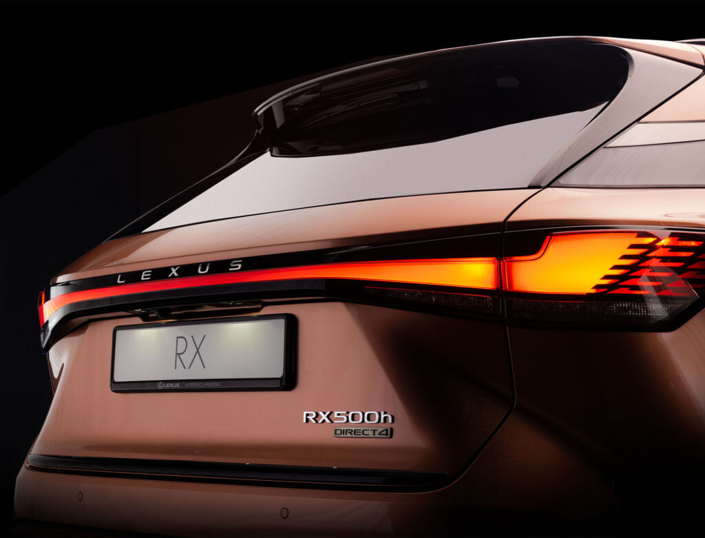 światła tylne i klapa bagażnika nowego Lexus RX 500h w kolorze czerwonego złota