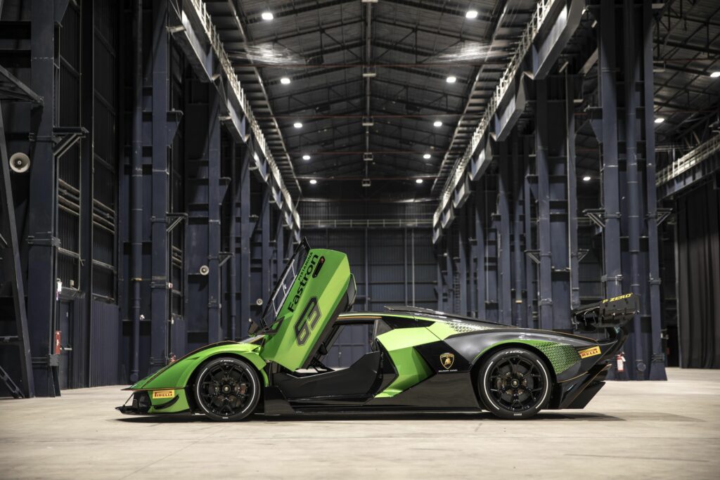 zielone Lamborghini Essenza SCV12 stojące w industrialnym wnętrzu pustej fabryki