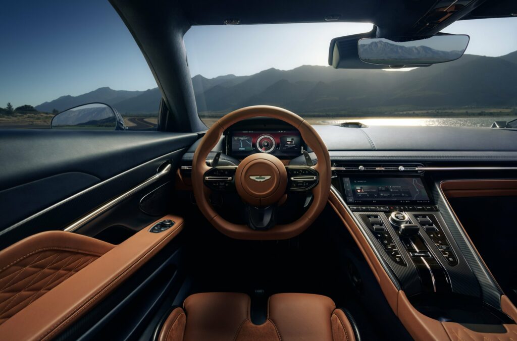 wnętrze Astona Martina DB12 obszyte karmelową skórą