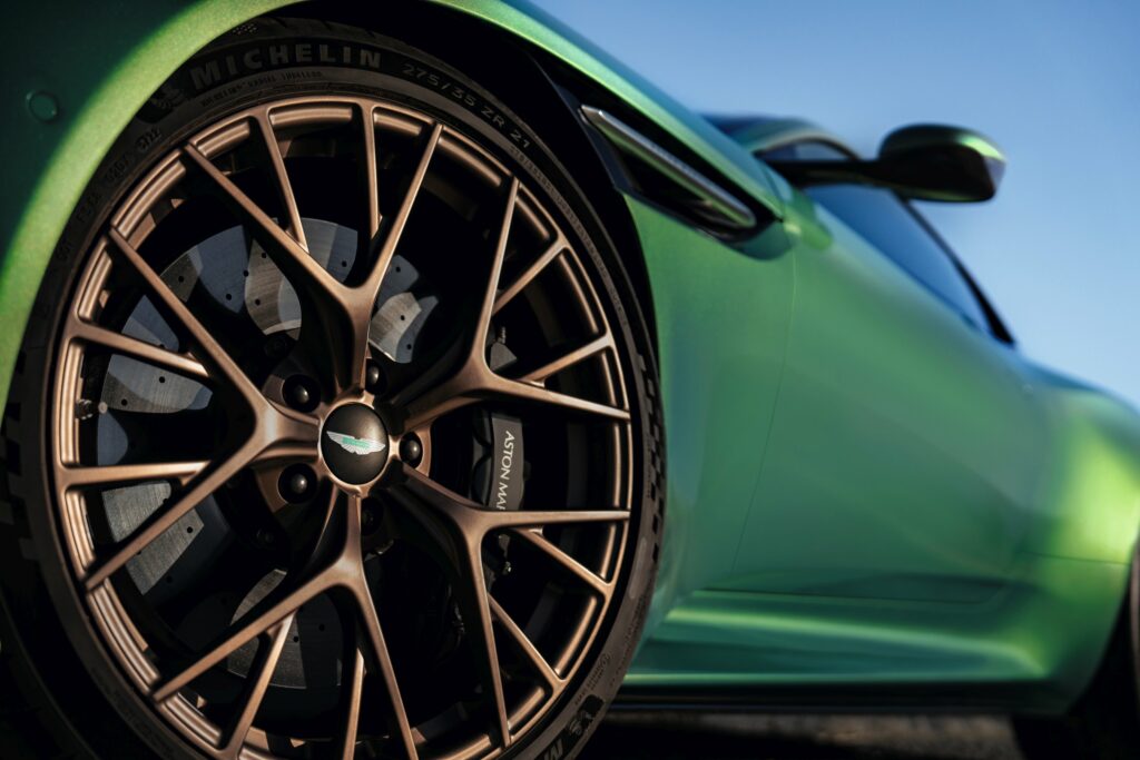 złote felgi Aston Martin DB12