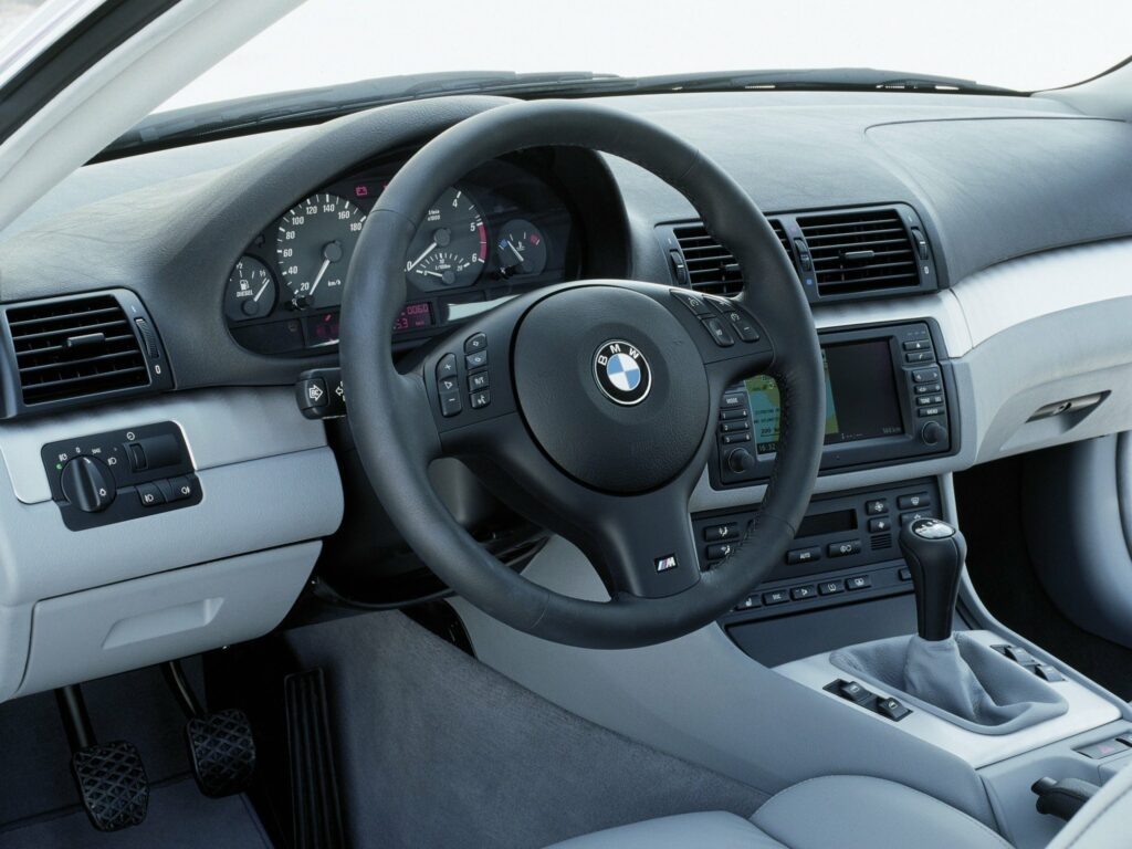 szare wnętrze BMW E46 z manualną skrzynią biegów