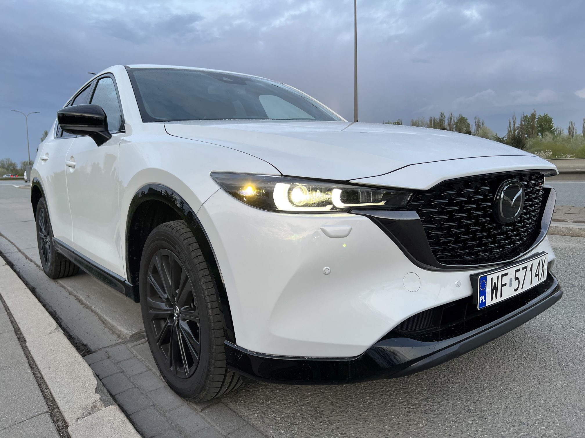 Mazda CX-5 2023. Rodzinny SUV, który dobrze jeździ