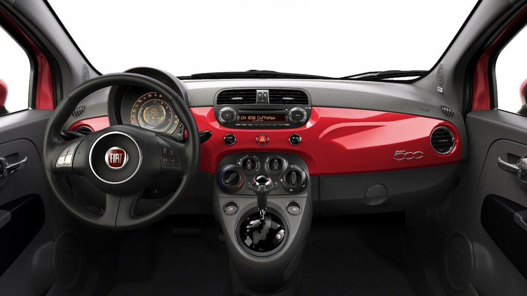 Wnętrze Fiata 500 z czerwonymi dekorami