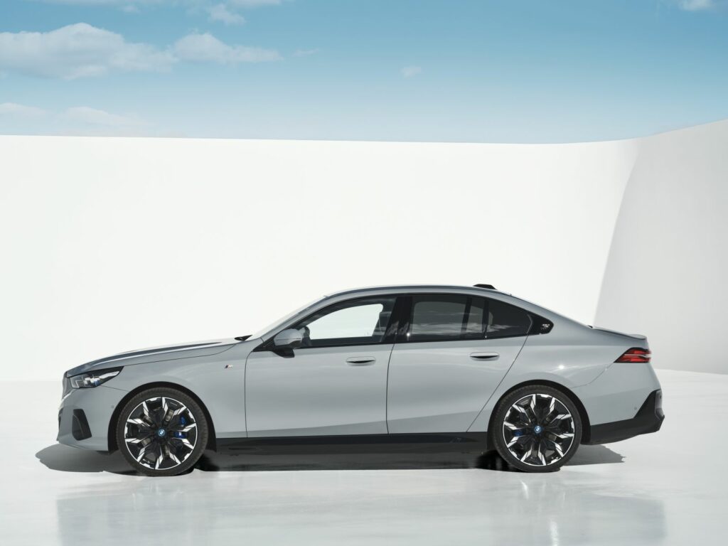 szare, nowe BMW serii 5 na białym tle