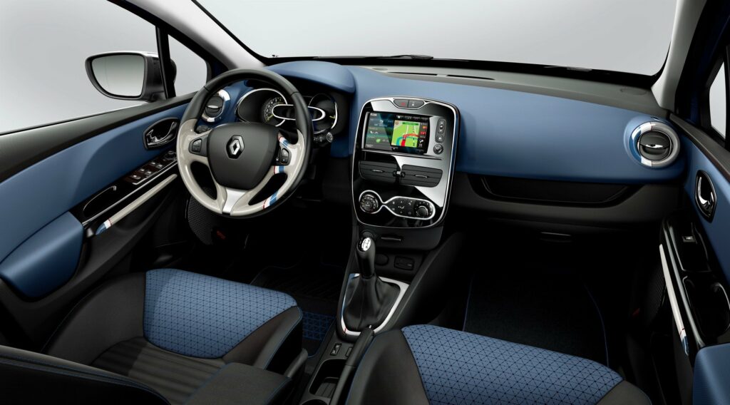 niebieskie wnętrze w Renault Clio IV