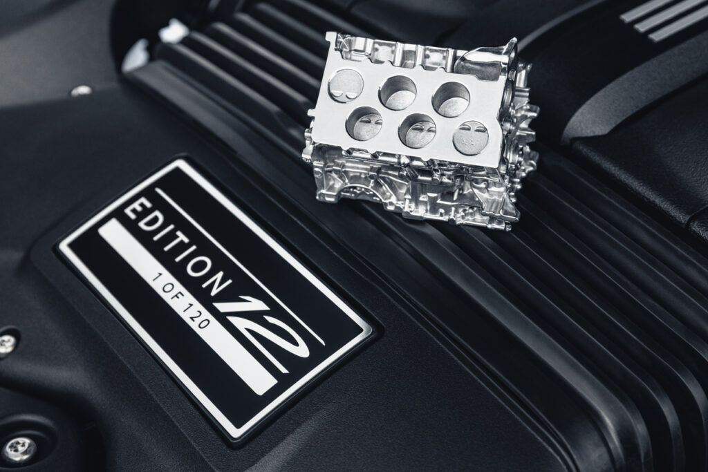 plakietka Bentley 12 umieszczona na silniku W12