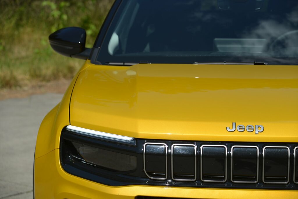 żółta maska Jeepa Avengera z widocznym logo i osłoną chłodnicy