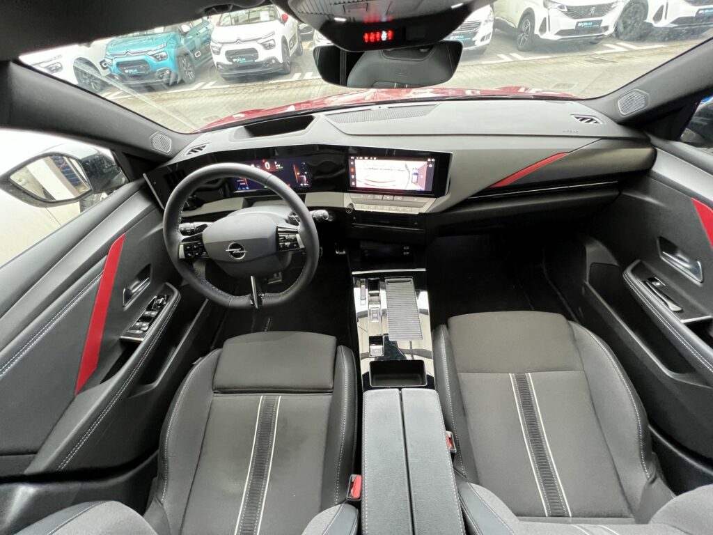 przednia część kabiny Opel Astra Plug-In Hybrid