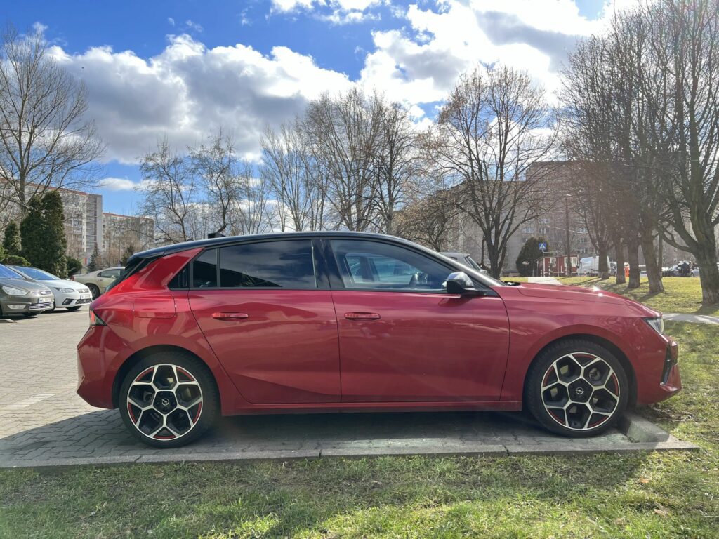 nowy czerwony Opel Astra widok z boku
