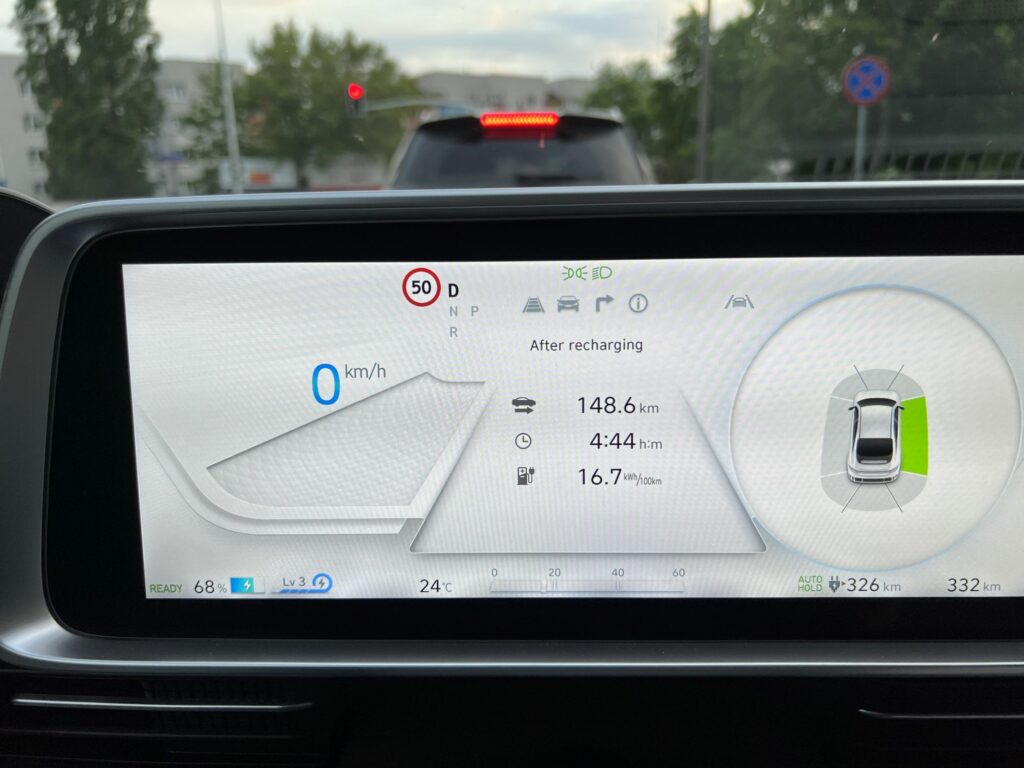 ekran Hyundaia Ionica 6 pokazujący przebieg i zużycie energii