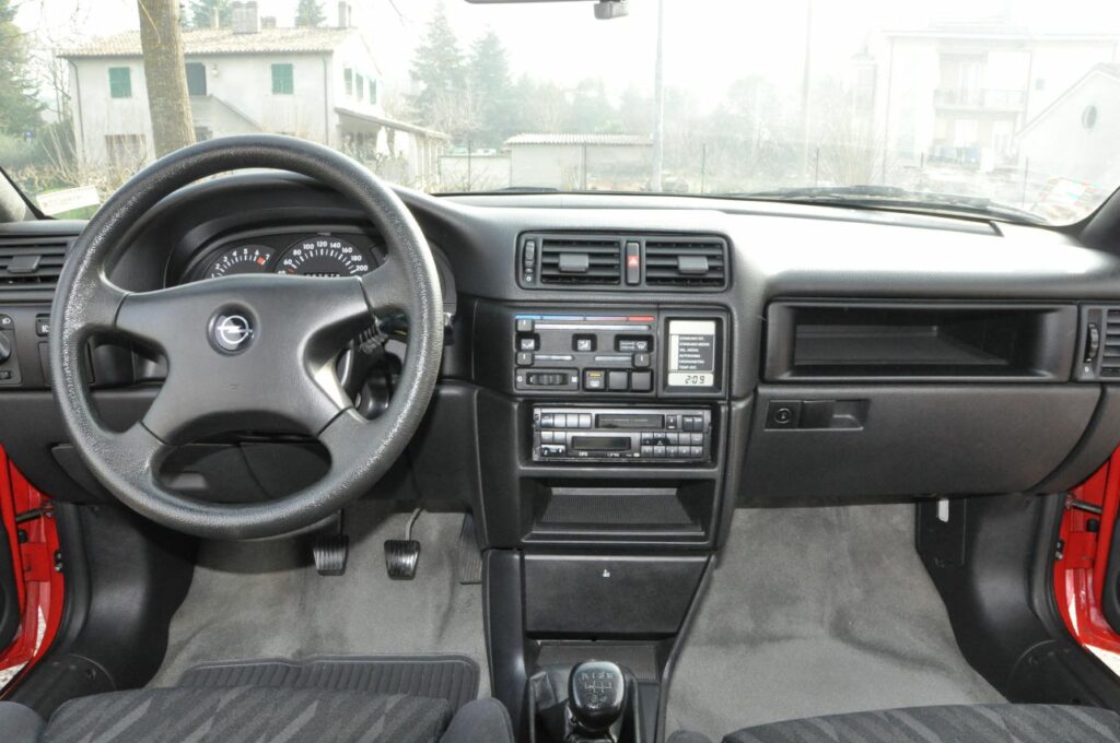 Opel Calibra wnętrze