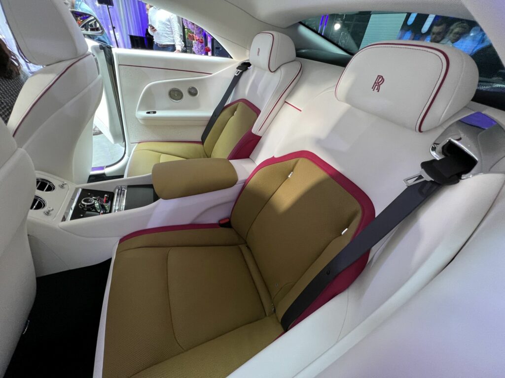 kremowo-oliwkowo-czerwone tylne siedzenia w Rolls-Royce Spectre