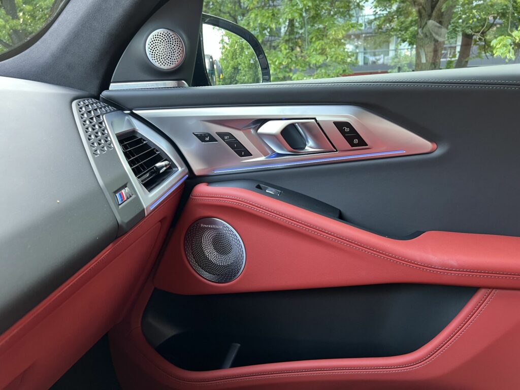czerwona skóra we wnętrzu BMW XM
