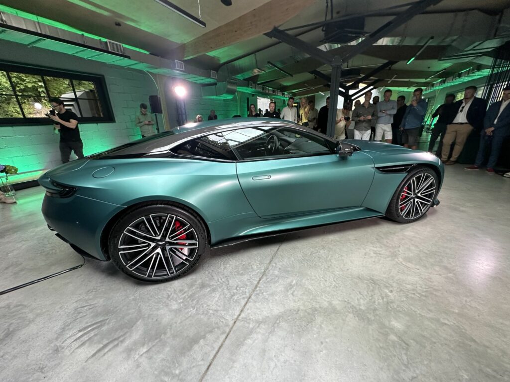 Aston Martin DB12 w zielonym macie