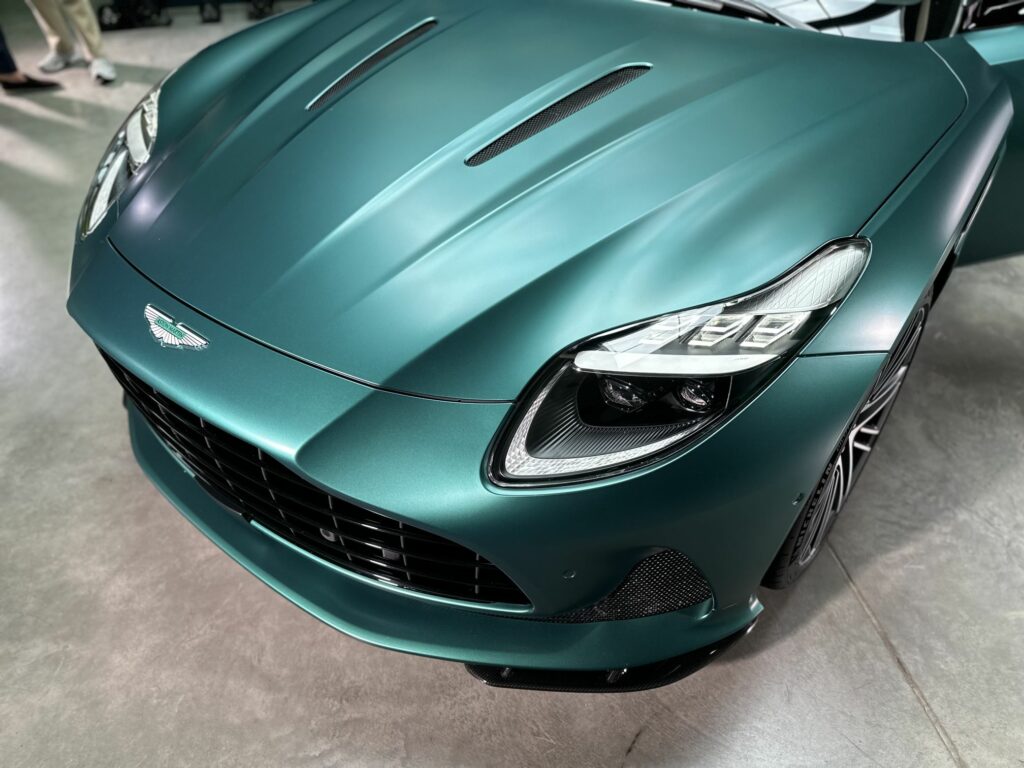 maska i reflektory zielonego Astona Martina DB12