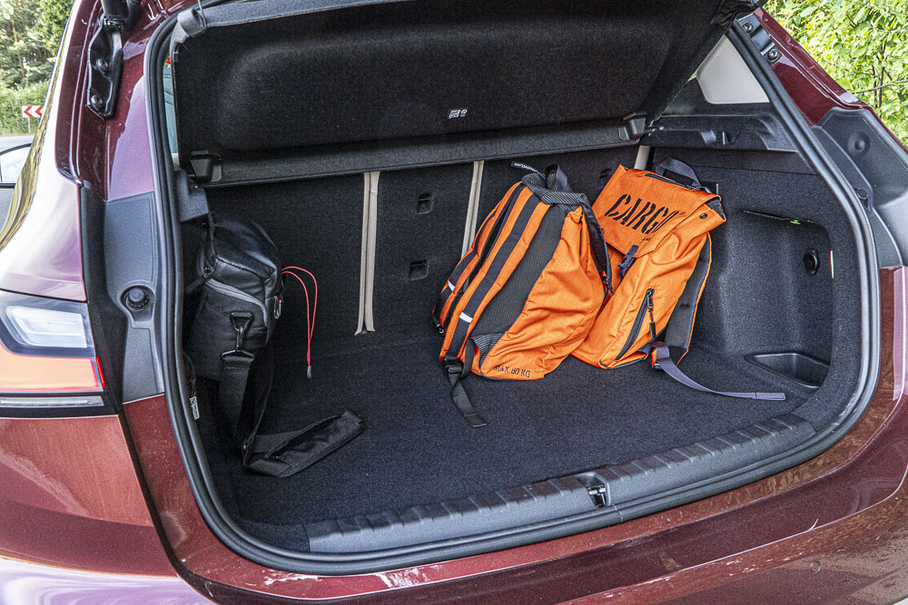 pomarańczowy plecak Cargo w bagażniku samochodu