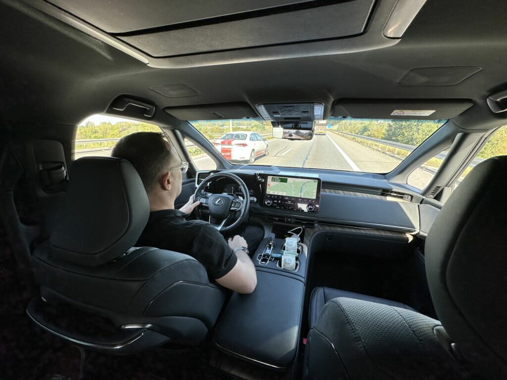 przednia część kabiny Lexusa LX jadącego po drodze