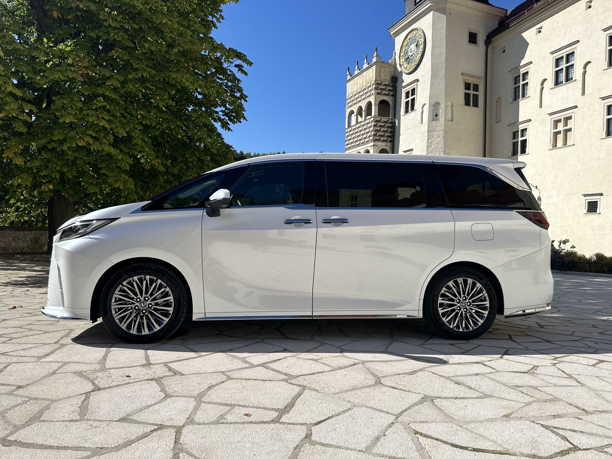 Lexus LM. Luksusowy, japoński minivan. Pierwsza jazda