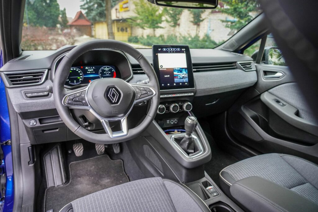 kierownica i deska rozdzielcza w Renault Clio TCe 100 LPG Techno