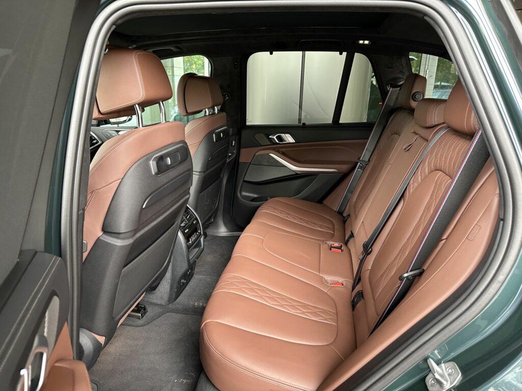 tylna kanapa obszyta brązową skórą BMW X5