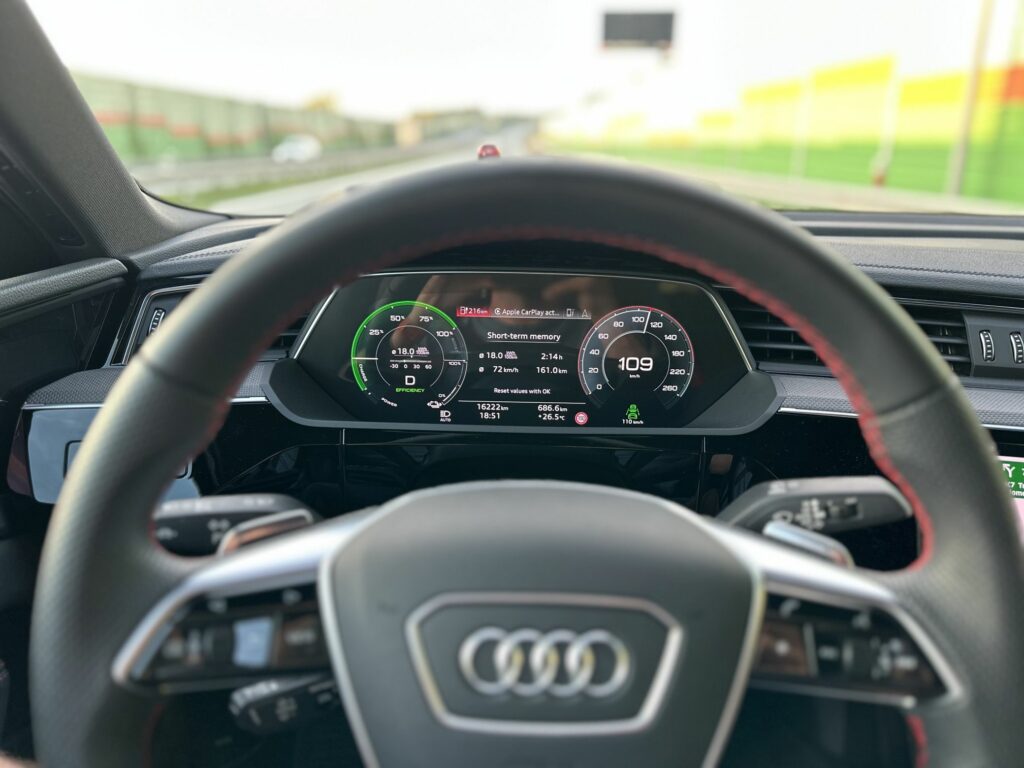 Audi Q8 e-tron 55 na autostradzie