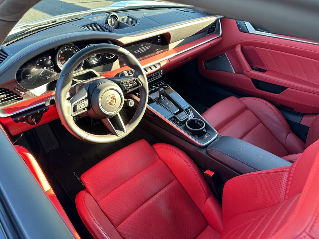 kabina Porsche 911 Carrera obszyta czerwoną skórą