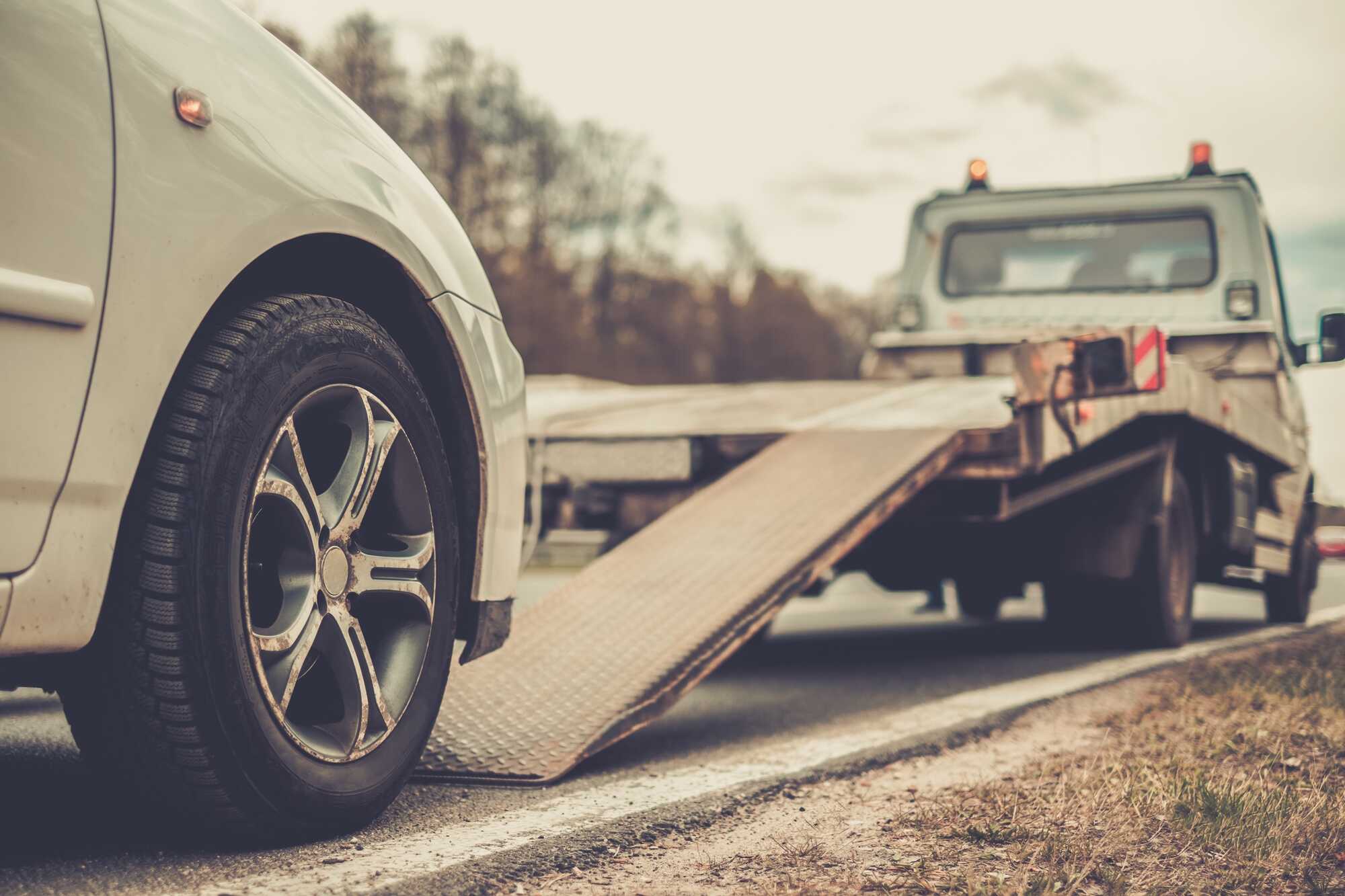 Jakie usługi auto assistance są najbardziej przydatne dla kierowców? Ubezpieczenie assistance w Polsce i Europie