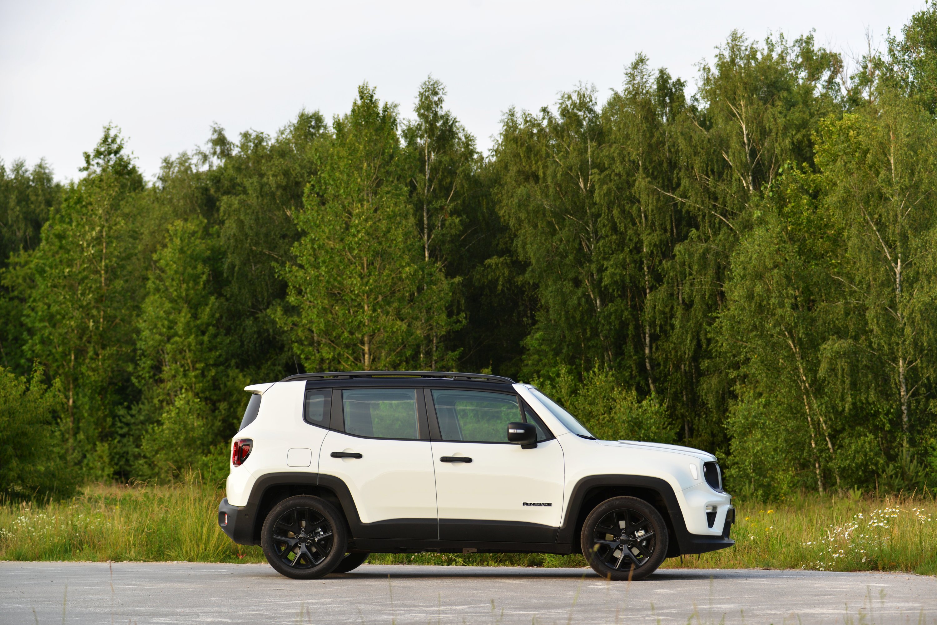 Jeep Renegade 1.5 vs. Volvo XC40 2.0. Benzynowe i z miękką hybrydą