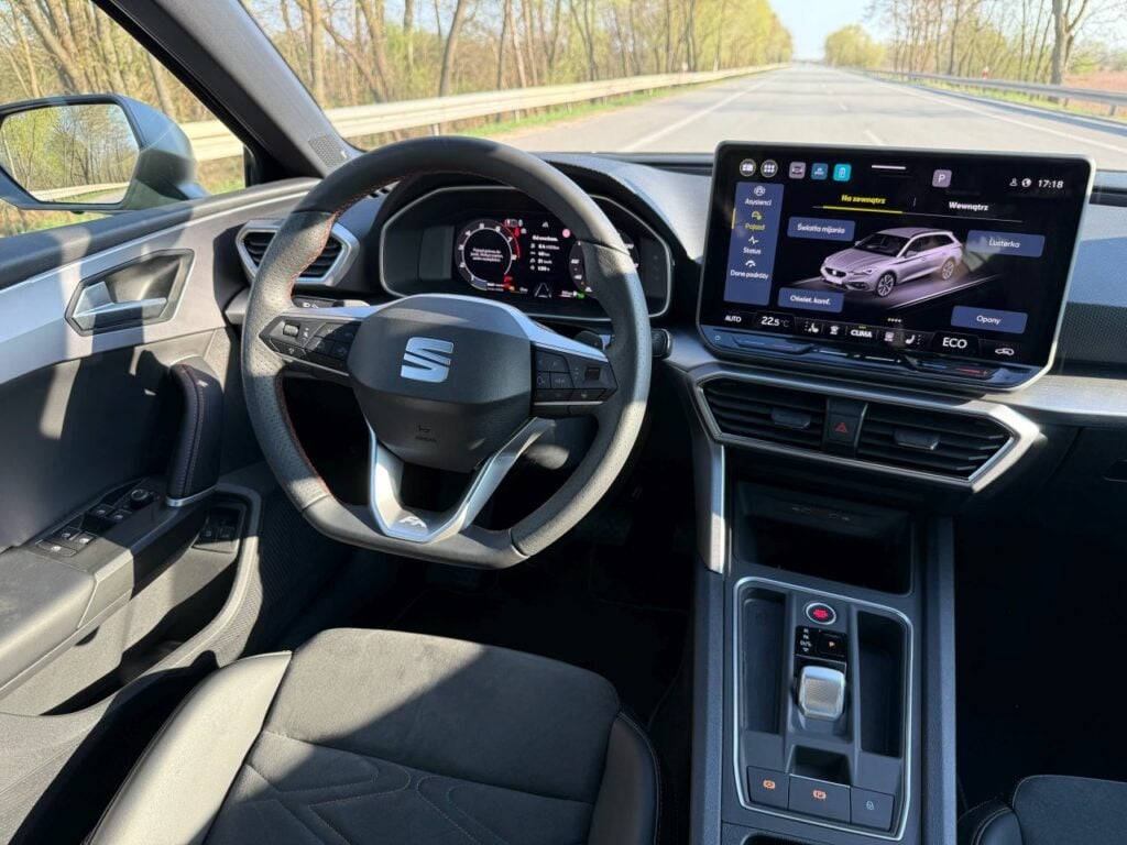 Seat Leon 2025 wnętrze