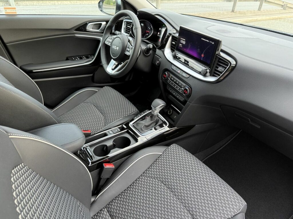 Kia Ceed Tribute wnętrze