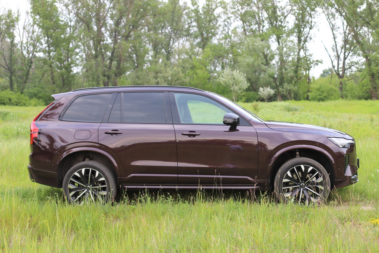 Volvo XC90 T8. Rodzinny, luksusowy i szybki SUV