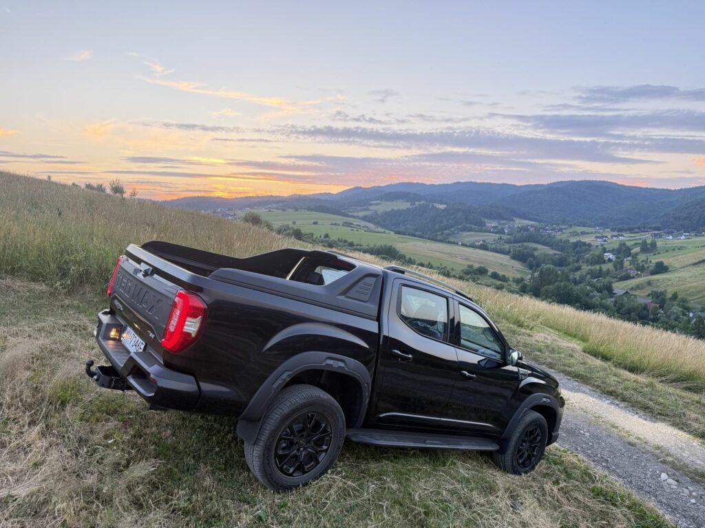 czarny pick-up