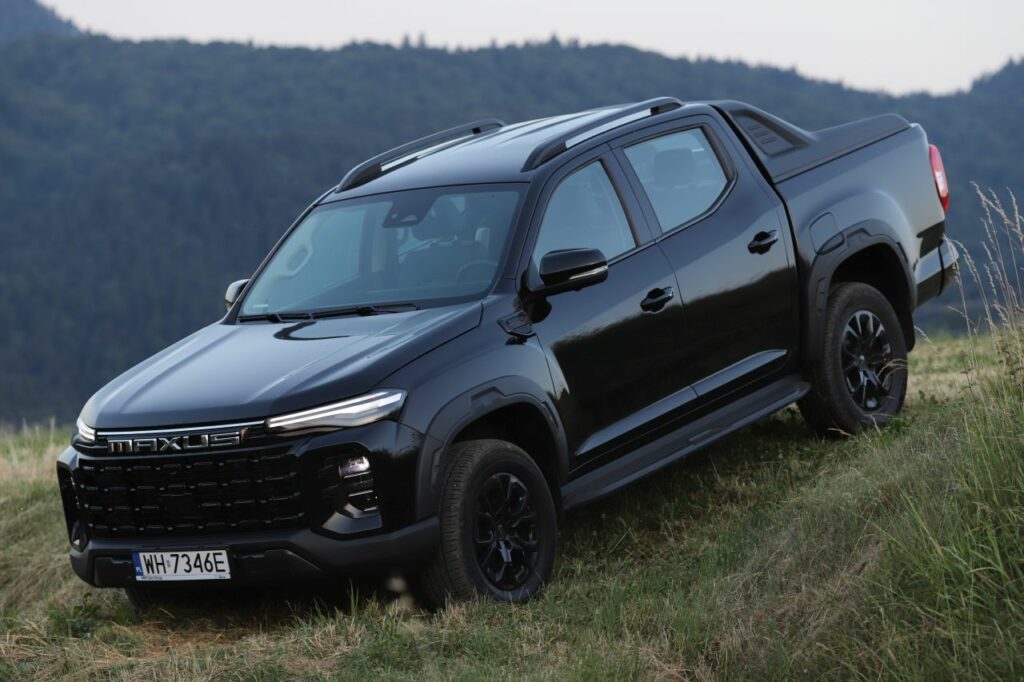 czarny pick-up z Chin