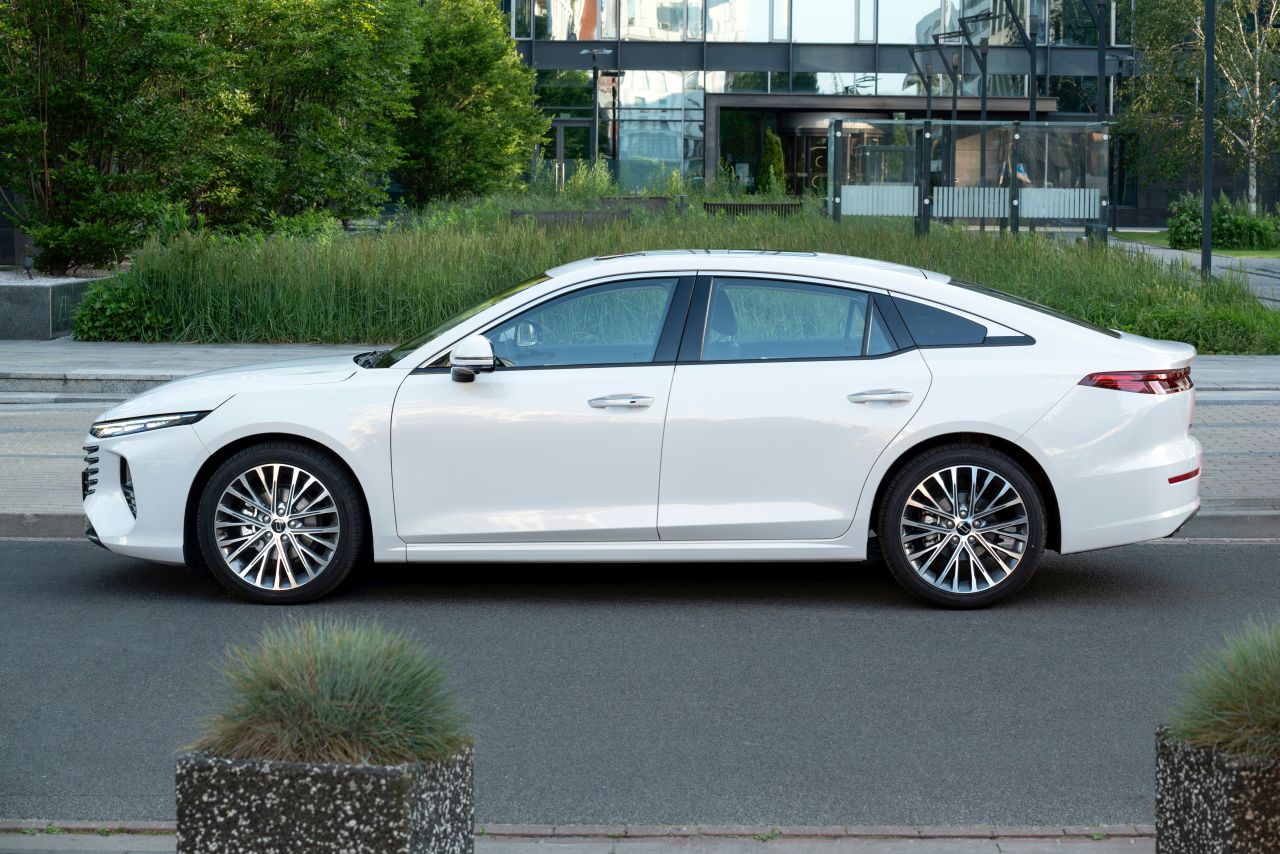 Bestune B70 kontra Toyota Camry. Co wybrać?