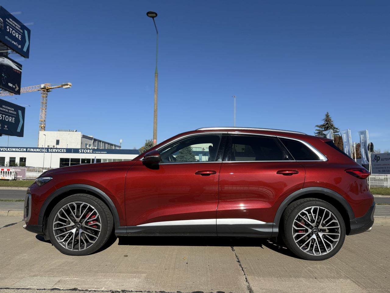 Audi SQ5. Szybka hybryda w modnym przebraniu. Czym może się pochwalić?