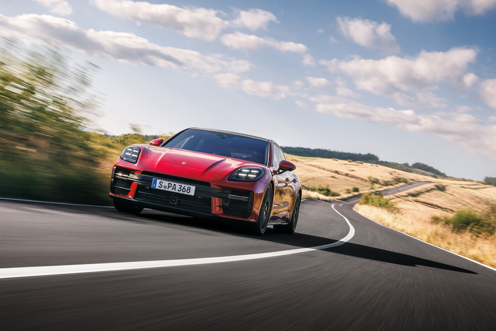 Porsche Panamera GTS 500 KM kontra rządowe restrykcje — kto