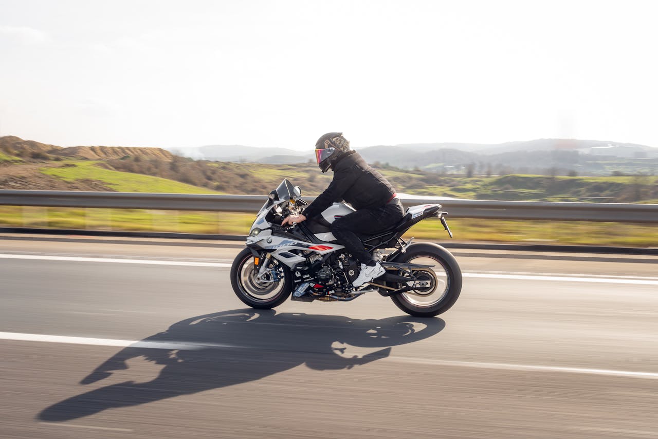 Profesjonalny strój motocyklowy do 4000 zł: jakie elementy powinien zawierać?